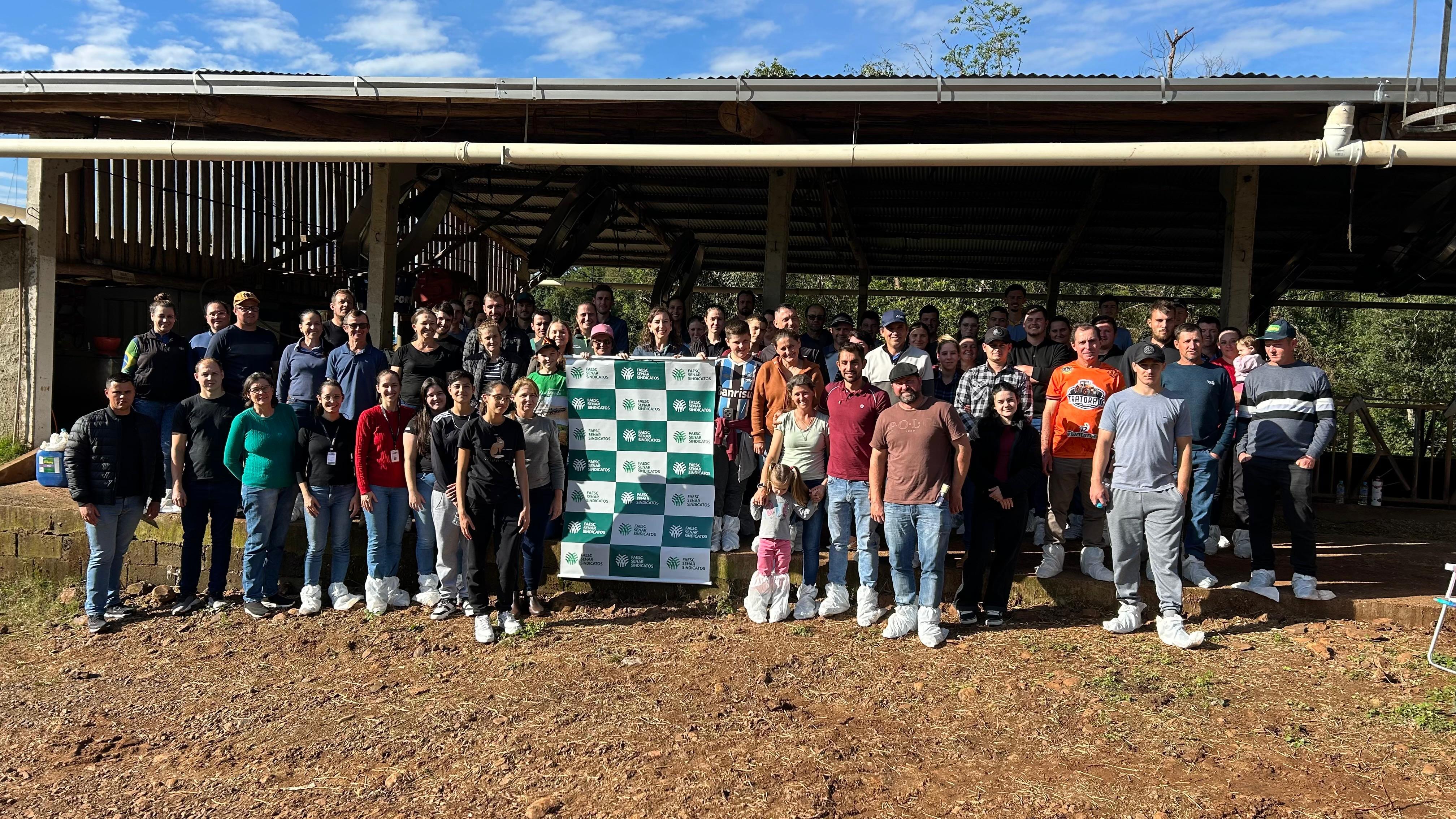 Dia de Campo ATeG reúne produtores de leite em Pinhalzinho para difundir boas práticas de manejo e qualidade