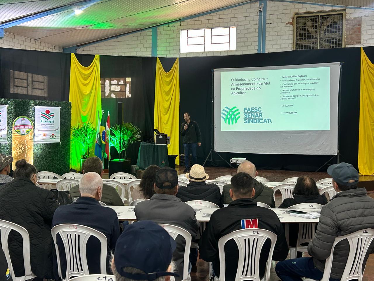 Seminário regional debate boas práticas e desafios da apicultura em Cunha Porã