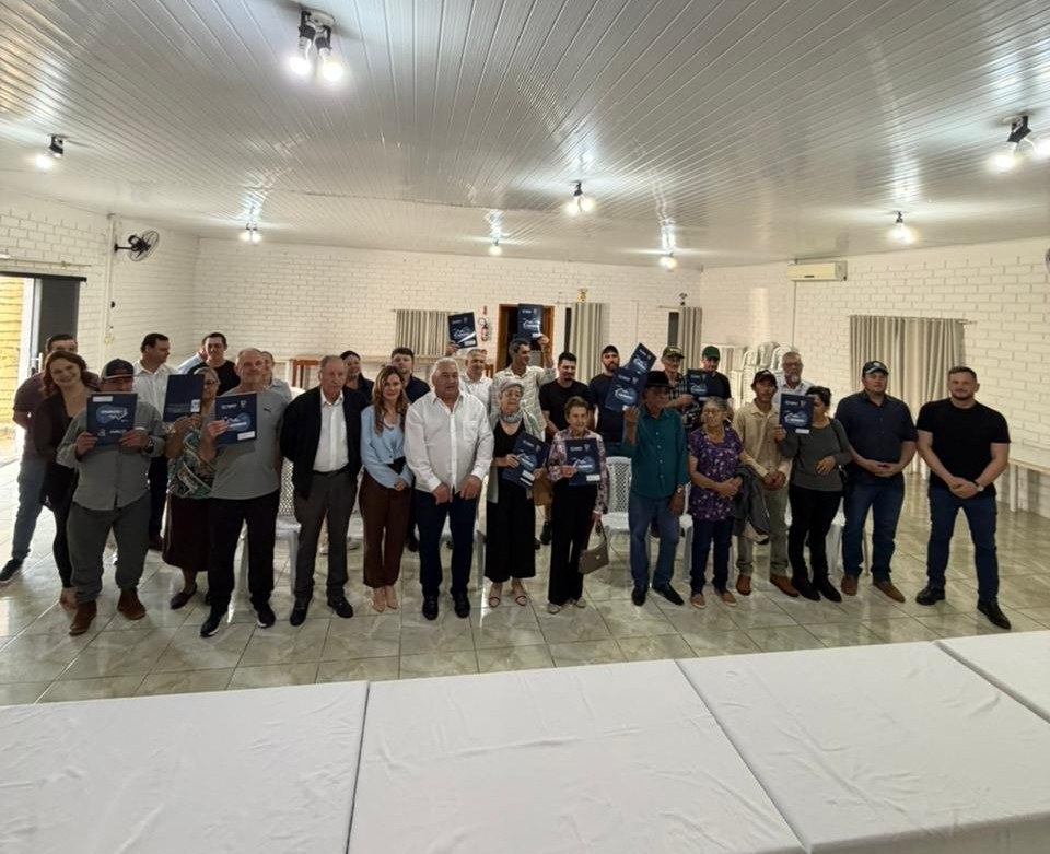 Produtores de Faxinal dos Guedes recebem títulos do Programa Lar Legal Rural