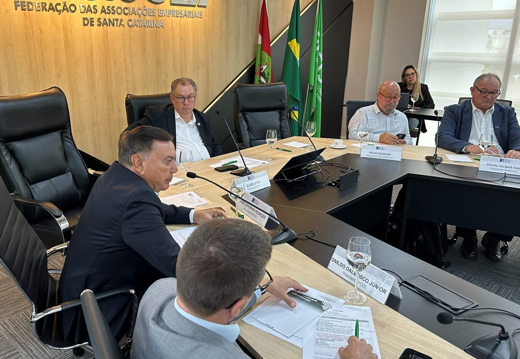 Conselho das Federações Empresariais de SC alerta para riscos da tramitação acelerada da escala 6x1