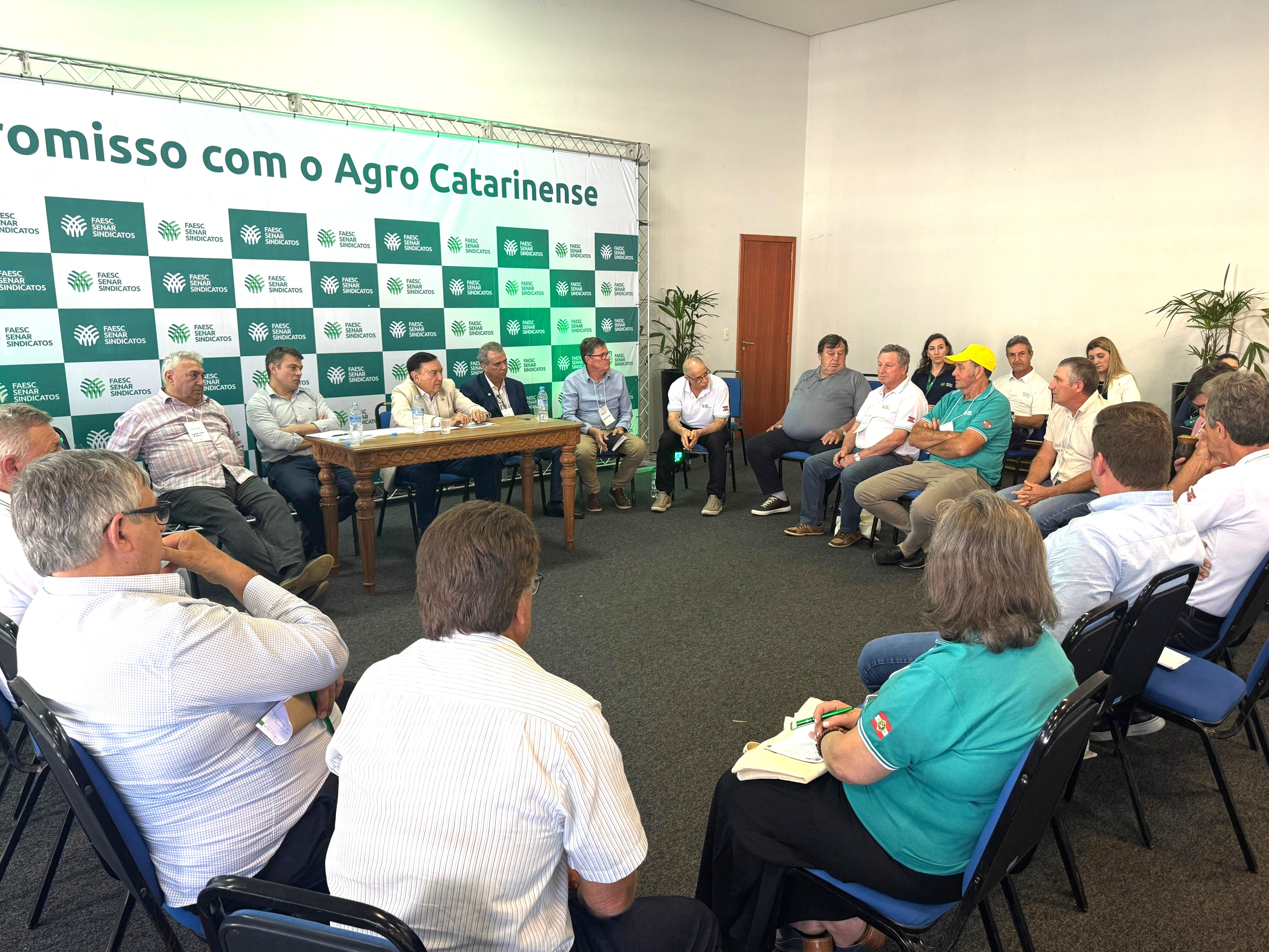 FAESC debate demandas estratégicas do agro no Oeste e Extremo Oeste catarinense, durante reunião regional em Chapecó