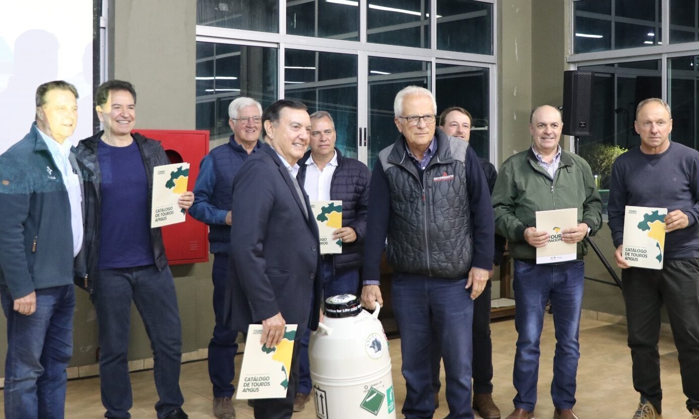 Reunião em Chapecó marca entrega das primeiras doses de sêmen Angus em Santa Catarina