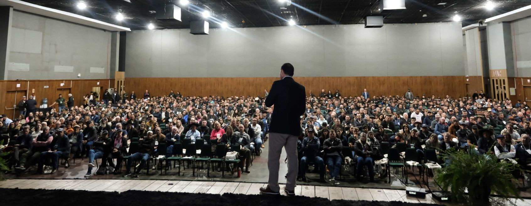 Mais de 1.100 produtores rurais participam do Seminário ATeG Pecuária de Corte em Lages