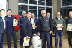 Reunião em Chapecó marca entrega das primeiras doses de sêmen Angus em Santa Catarina