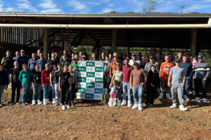 Dia de Campo ATeG reúne produtores de leite em Pinhalzinho para difundir boas práticas de manejo e qualidade