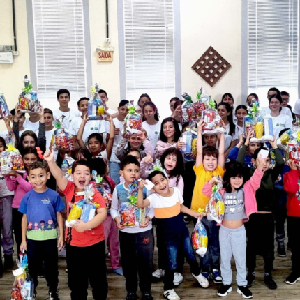 Jovens Aprendizes Cotistas entregam cestas de Páscoa a alunos de associação em Fraiburgo