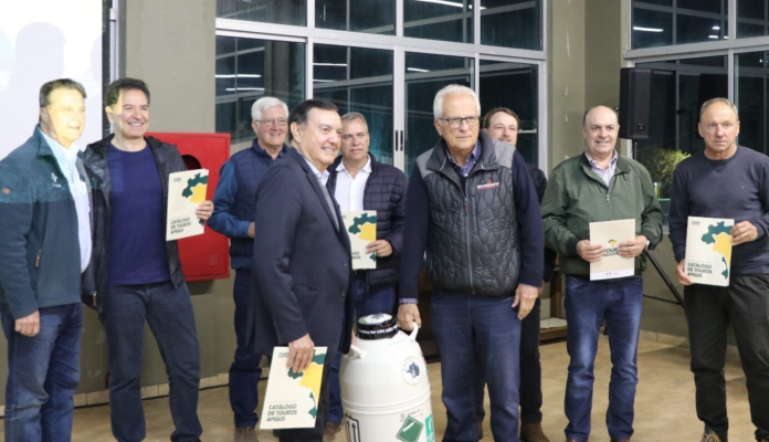 Reunião em Chapecó marca entrega das primeiras doses de sêmen Angus em Santa Catarina
