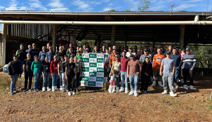 Dia de Campo ATeG reúne produtores de leite em Pinhalzinho para difundir boas práticas de manejo e qualidade