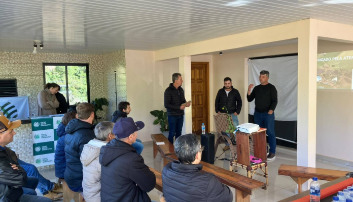 Dia de Campo fortalece apicultura e Manejo sanitário é tema de Oficina Técnica da ATeG no Oeste catarinenseorienta produtores sobre formação de pasto apícola