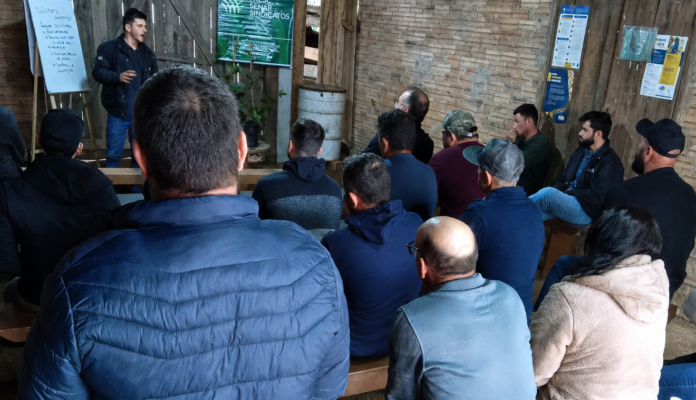 Oficina técnica orienta produtores sobre manejo do maracujá em Urussanga