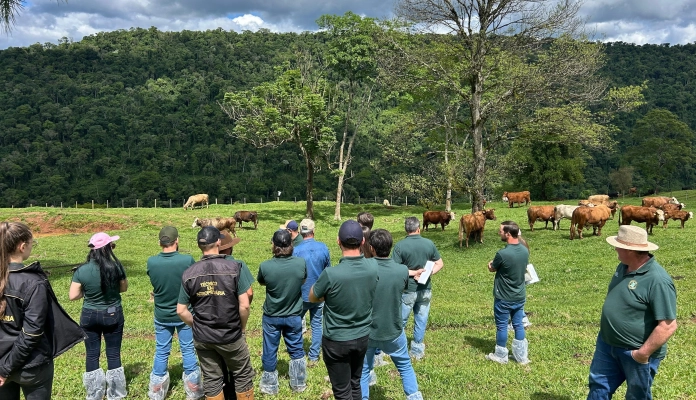 Alunos do Curso Técnico em Zootecnia do Polo de São Miguel do Oeste vivenciam rotina de propriedades da região
