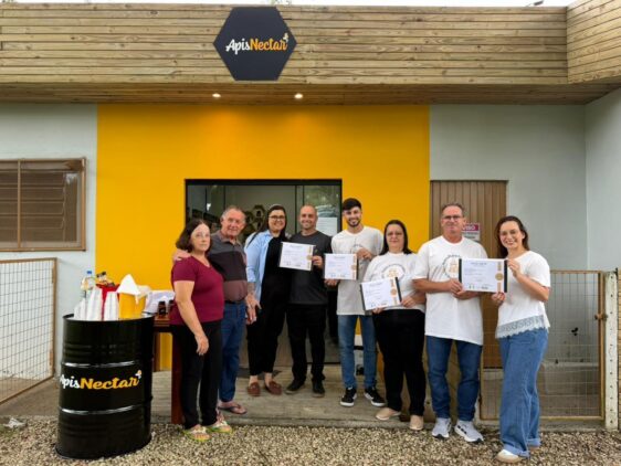 Família de Içara mantém cerca de 25 apiários distribuídos em diferentes regiões. Foto: (Divulgação)
