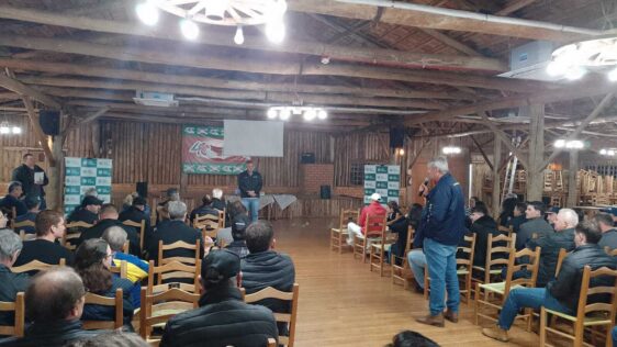 Participaram do evento produtores e lideranças regionais
