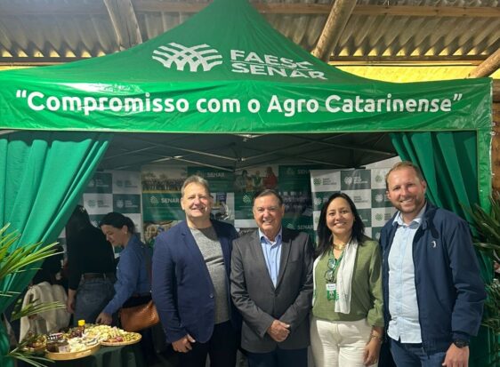 Prefeito Sirineu Ratochinski (Monte Castelo); presidente do Sistema Faesc/Senar, José Zeferino Pedrozo; supervisora regional o Senar/SC Carine Weiss e prefeito Tafarel Schons (Papanduva). (Foto Divulgação)